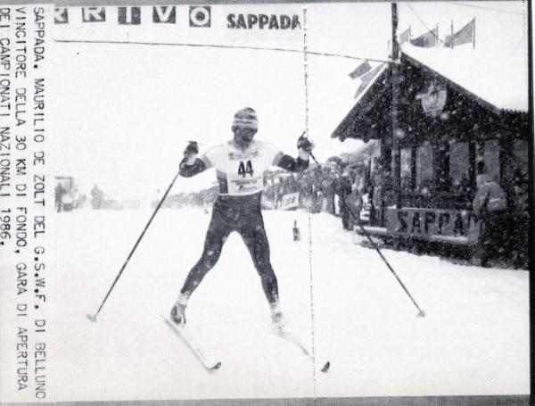 Sport invernali - Sci di fondo maschile - Sappada - Campionati italiani di sci di fondo 1986 - Gara 30 km - Il vincitore Maurilio De Zolt taglia il traguardo
