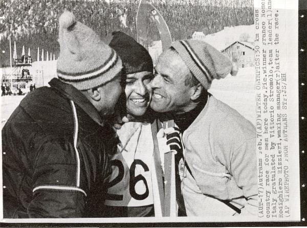 Sport invernali - Sci di fondo maschile - Autrans (Francia) - Giochi della X Olimpiade invernale 1968 - Gara 30 km - Franco Nones festeggiato da Vittorio Stromolo (sinistra) e Rizzieri Rodeghiero (destra)