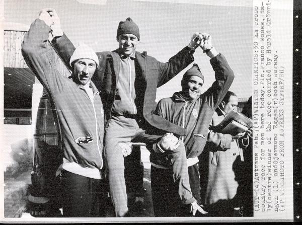 Sport invernali - Sci di fondo maschile - Autrans (Francia) - Giochi della X Olimpiade invernale 1968 - Gara 30 km - Il vincitore Franco Nones portato a spalla dai norvegesi Harald Gronningen (sinistra) e Gjermund Eggen