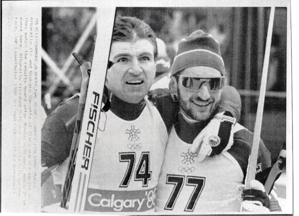 Sport invernali - Sci di fondo maschile - Canmore Nordic Centre Provincial Park-Calgary (Canada) - Giochi della XV Olimpiade invernale 1988 - Gara 30 km - Giorgio Vanzetta e Marco Albarello si abbracciano al traguardo - Ritratto