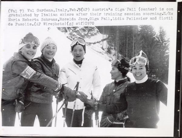 Sport invernali - Sci alpino femminile - Val Gardena - Campionati mondiali di sci alpino 1970 - Le sciatrici (da sinistra) Maria Roberta Schranz, Roselda Joux, Olga Pall, Lidia Pelissier, Clotil de Fasolis - Ritratto di gruppo dopo gli allenamenti
