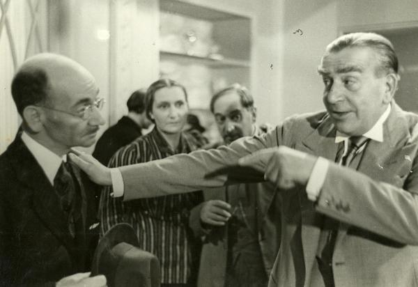 Scena del film "Una famiglia impossibile" - Regia Bragaglia, Carlo Ludovico, 1940 - A destra, Armando Falconi si rivolge ad Arturo Bragaglia, a sinistra, appoggiandogli la mano sinistra sulla spalla destra.

