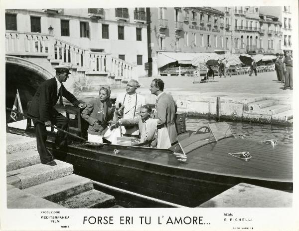 Scena del film "Forse eri tu l'amore" - Righelli, Gennaro, 1939 - In un canale di Venezia su una barca a motore sono presenti da destra: Loretta Vinci, Enrico Gianotti, Romolo Costa e Sandro Ruffini.