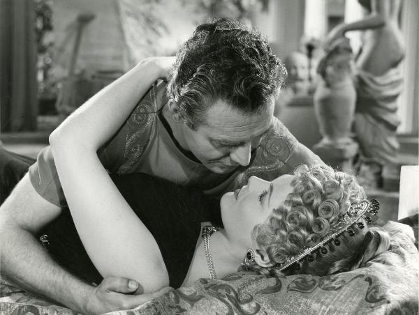Scena del film "Frine, cortigiana d'oriente" - Bonnard, Mario, 1953 - Tamara Lees e Roldano Lupi su un letto nell'intento di baciarsi.