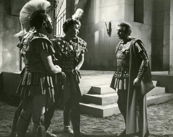 Scena del film "Frine, cortigiana d'oriente" - Bonnard, Mario, 1953 - A sinistra, Franco Silva è tenuto per i polsi da due centurioni. A destra Mino Doro, li guarda.