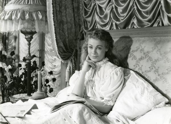 Scena del film "Frou - Frou" - Genina, Augusto, 1955 - In un letto, Dany Robin con la mano destra appoggiata al viso guarda dritto davanti a sé.