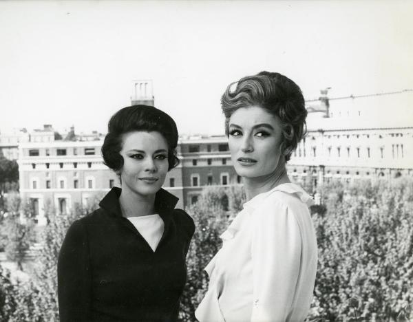 Scena del film "La fuga" - Spinola, Paolo, 1964 - Mezze figure di Giovanna Ralli a sinistra e Anouk Aimée a destra mentre si sta voltando. Le attrici guardano di fronte a loro.