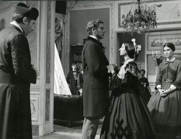Scena del film "Il gattopardo" - Visconti, Luchino, 1963 - Al centro, Burt Lancaster e Rina Morelli si guardano negli occhi tenendosi per le mani. A sinistra, Romolo Valli in abiti talari guarda la scena. A destra, Ida Galli.