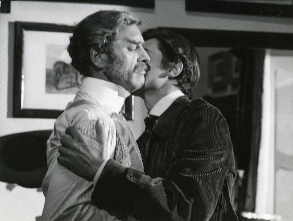 Scena del film "Il gattopardo" - Visconti, Luchino, 1963 - Primo piano di Burt Lancaster a sinistra e Alain Delon a destra. Delon stringe per le spalle Lancaster e gli sussurra qualcosa all'orecchio.