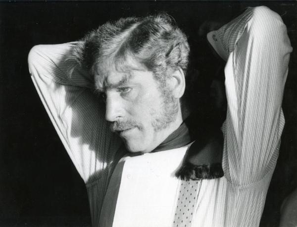 Scena del film "Il gattopardo" - Visconti, Luchino, 1963 - Primo piano di  Burt Lancaster che, con le mani dietro la testa, guarda verso sinistra.