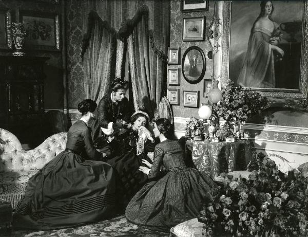Scena del film "Il gattopardo" - Visconti, Luchino, 1963 - In una sala regale: al centro semidistesa su un divano Rina Morelli. A destra Lucilla Morlacchi e a sinistra Ida Galli. Dietro, un'attrice non identificata.