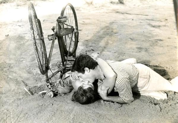 Scena del film "Giorni d'amore" - De Sanctis, Giuseppe, Savona, Leopoldo, 1954 - In mezzo alla sabbia: Marcello Mastroianni e Marina Vlady si abbracciano e baciano. Vicino a loro, la bicicletta ribaltata.