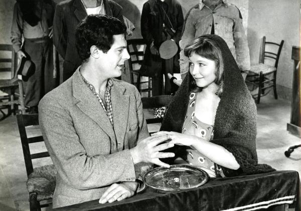 Scena del film "Giorni d'amore" - De Sanctis, Giuseppe, Savona, Leopoldo, 1954 - Marcello Mastroianni, guardando Marina Vlady negli occhi, le infila la fede al dito della mano sinistra. L'attrice, velata, lo guarda a sua volta.