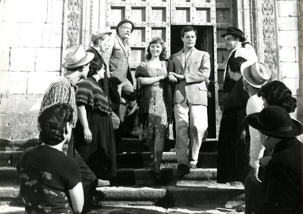 Scena del film "Giorni d'amore" - De Sanctis, Giuseppe, Savona, Leopoldo, 1954 - Marcello Mastroianni e Marina Vlady, dopo essersi sposati, scendono, sorridenti, la scalinata della chiesa con le mani congiunte. Attorno, molti attori non identificati.