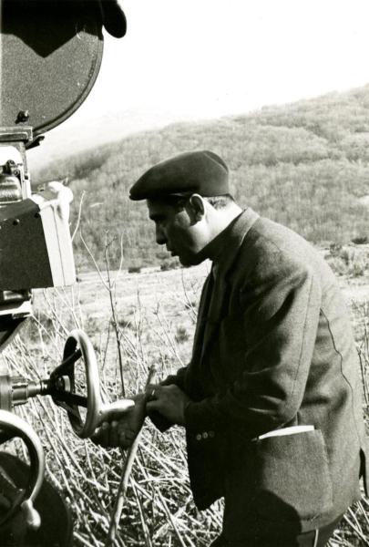 Fotografia sul set di "Un giorno da leoni" - Loy, Nanni, 1961 - Marcello Gatti mentre gira una scena del film.