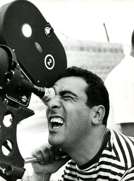Fotografia sul set di "Un giorno da leoni" - Loy, Nanni, 1961 - Primo piano di Marcello Gatti mentre riprende con la cinepresa una scena del film.