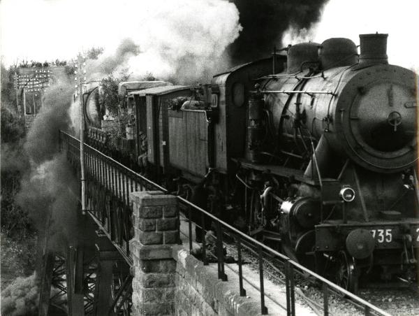 Scena del film "Un giorno da leoni" - Loy, Nanni, 1961 - Totale di un treno che attraversa un ponte in ferro e pietra.