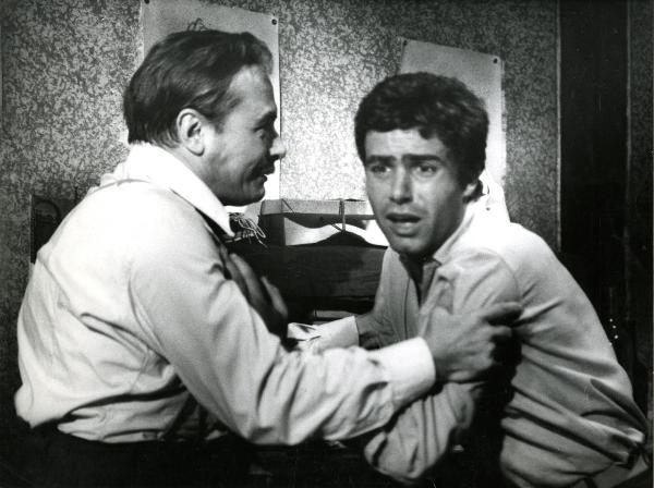 Scena del film "Giorno per giorno disperatamente" - Giannetti, Alfredo, 1961 - A sinistra, Tino Carraro tiene per le braccia Nino Castelnuovo, a destra, che, con faccia contrita, tenta di divincolarsi dalla stretta.