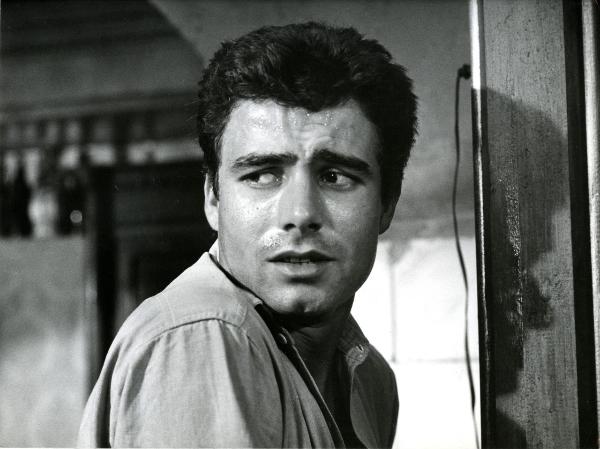 Scena del film "Giorno per giorno disperatamente" - Giannetti, Alfredo, 1961 - Primo piano di Nino Castelnuovo mentre guarda a sinistra.