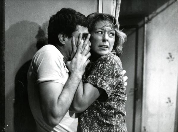 Scena del film "Giorno per giorno disperatamente" - Giannetti, Alfredo, 1961 - Mezze figure di Nino Castelnuovo e Madeleine Robinson. L'attrice appoggia la mano sul viso di lui. L'attore tiene con una mano la mano di lei e con l'altra la cinge.
