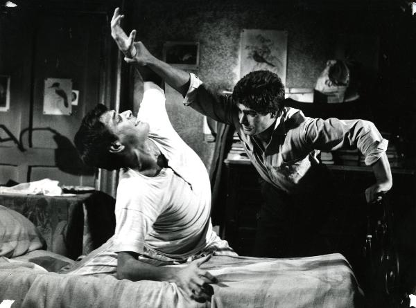 Scena del film "Giorno per giorno disperatamente" - Giannetti, Alfredo, 1961 - A destra, Nino Castelnuovo, appoggiato a una sponda del letto, con la mano destra tiene il braccio sinistro di Riccardo Garrone che si trova in posizione scomposta.