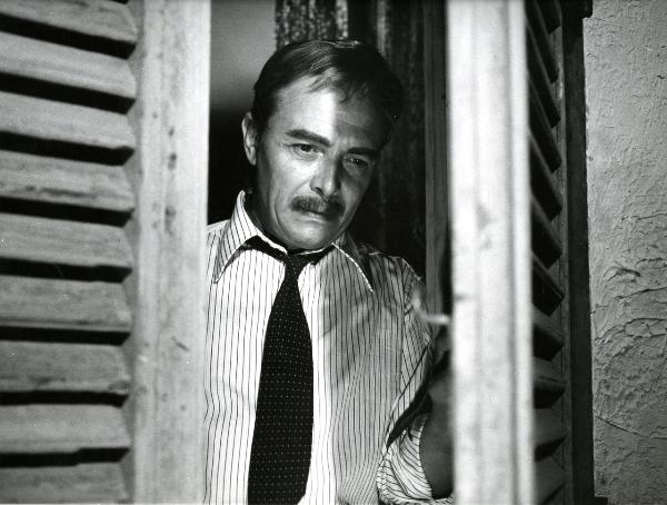 Scena del film "Giorno per giorno disperatamente" - Giannetti, Alfredo, 1961 - Attraverso le persiane di una finestra, Tino Carraro mentre guarda verso il basso.