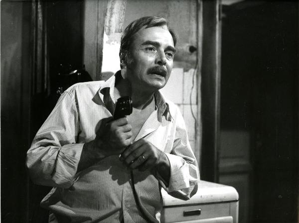 Scena del film "Giorno per giorno disperatamente" - Giannetti, Alfredo, 1961 - Mezza figura di Tino Carraro che tiene tra le mani la cornetta di un telefono.