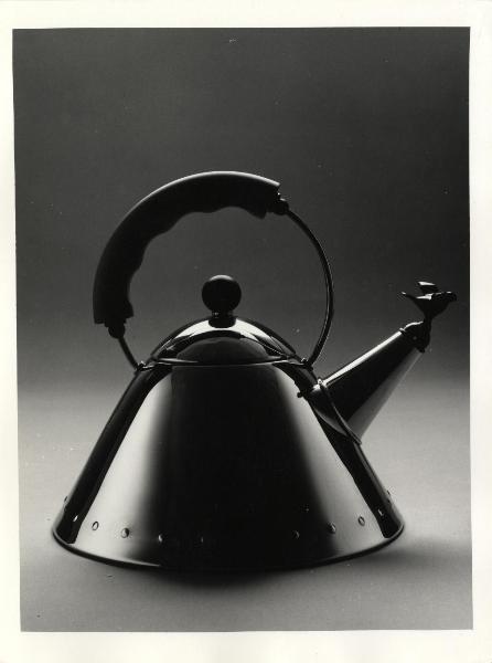 Attività didattica - Esercitazioni: still life - Oggetti - Bollitore in acciaio - Designer Michael Graves - 1985 - Alessi