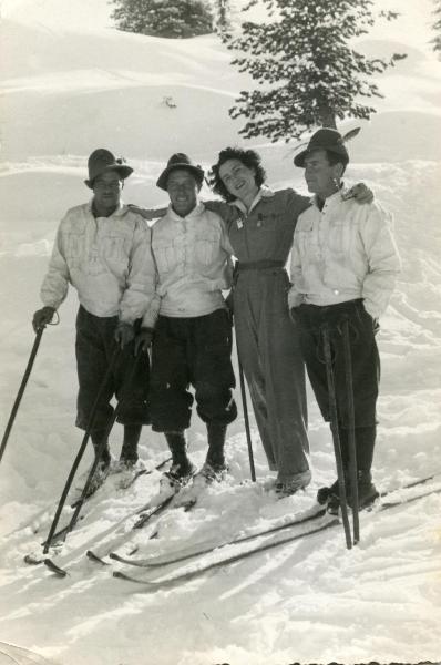 Gruppo di sciatori con ragazza