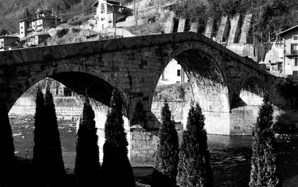 Il ponte di Ganda in bianco e nero