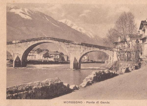 Il ponte di Ganda tra vigne e montagne
