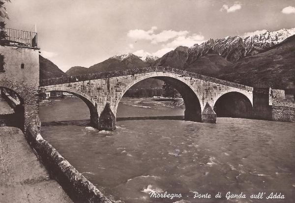Il ponte di Ganda tra l'Adda e le cime innevate