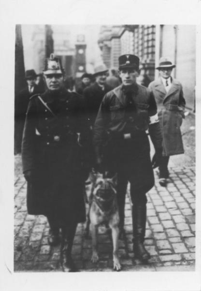 Nazismo - Germania, Berlino - Poliziotto e Sturmabteilung SA (a destra) in divisa con cane lupo, in servizio come ufficiale della polizia
