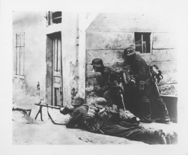 Seconda guerra mondiale - Russia (?) - Città - Pattuglia di soldati tedeschi (Wehrmacht) in divisa appostata - Mitra