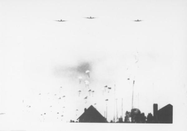 Seconda guerra mondiale - Paesi Bassi / Olanda - Città - Cielo - Aerei e paracadutisti tedeschi (invasione tedesca dell'Olanda, 1940)