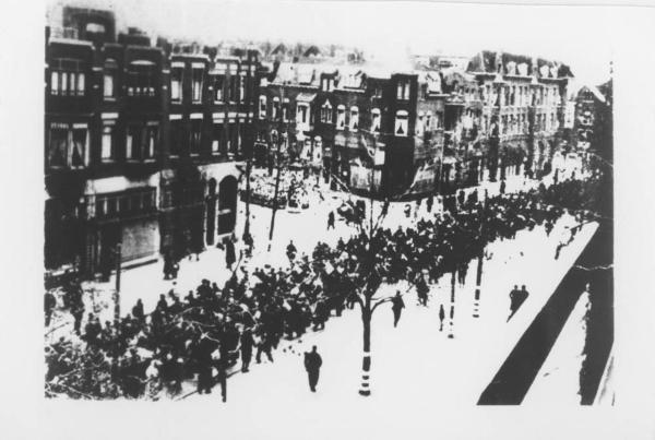 Seconda guerra mondiale - Nazismo - Paesi Bassi / Olanda - Rotterdam - Raid tedesco - Veduta dall'alto: strada con colonna di uomini - Arresto di massa e deportazione di uomini tra i 17 e 40 anni costretti a lavorare in Germania