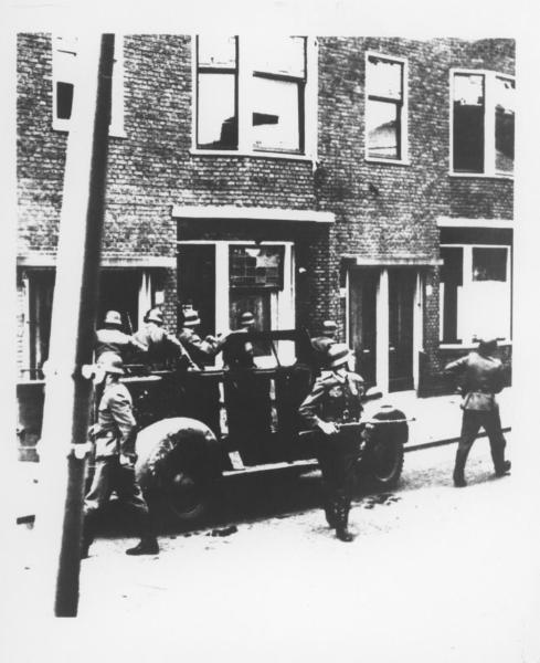 Seconda guerra mondiale - Nazismo - Paesi Bassi / Olanda - Occupazione tedesca - Città - Strada - Retata di SS in divisa con fucile - Kubelwagen (camionetta, jeep)