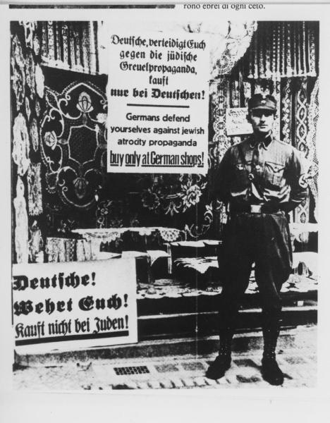 Nazismo - Germania, Berlino - Boicottaggio delle merci ebraiche e dei negozianti ebrei - Sturmabteilung SA (reparto d'assalto) in divisa davanti alla vetrina di un negozio gestito da ebrei - Cartelli di propaganda - Antisemitismo