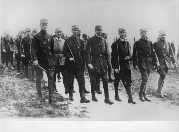 Germania - Ritratto di gruppo: sfilata, marcia di Sturmabteilung SA (reparto d'assalto) in divisa con bastone - Nazismo
