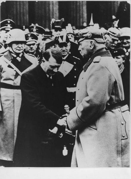 Nazismo - Germania, Berlino - Adolf Hitler stringe la mano al presidente Paul von Hindenburg - Militari
