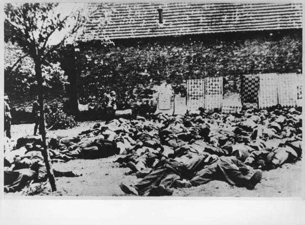 Massacro di Lidice - Rappresaglia nazista - Cecoslovacchia, Lidice - Cadaveri / corpi di uomini  morti per terra - Nazismo