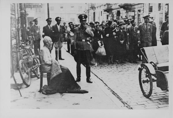 Seconda guerra mondiale - Polonia, Varsavia - Ghetto ebraico - Arresto di massa di donne, uomini, ragazzi ebrei - Uomo anziano su sedia - SS in divisa - Deportazione - Antisemitismo - Nazismo