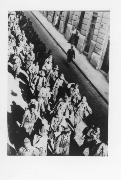 Seconda guerra mondiale - Trieste, via Ginnastica - Soldati italiani prigionieri scortati dai tedeschi - Nazismo - Deportazione