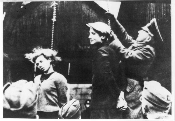 Seconda guerra mondiale - Bielorussia, Minsk - Esecuzione pubblica / Impiccagione di partigiani sovietici ebrei (Masha Bruskina e Volodia Shcherbatsevich) da parte di soldati tedeschi - Nazismo