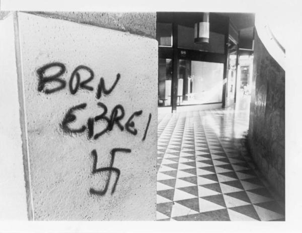 Milano, corso Vittorio Emanuele - Scritta murale: "BRN ebrei" con svastica (croce unicinata)