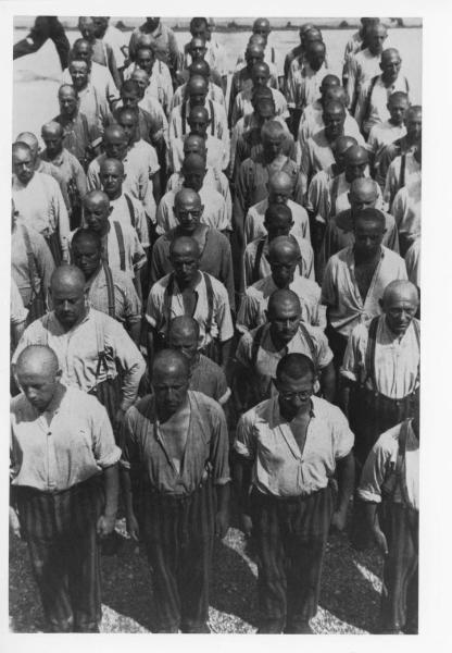 Seconda guerra mondiale - Nazismo - Germania - Campo di concentramento di Dachau - Appello - Veduta dall'alto - Ritratto maschile di gruppo: prigionieri politici (?) in fila con calzoni a strisce (divisa)