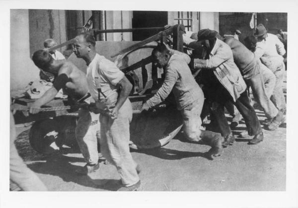 Seconda guerra mondiale - Nazismo - Germania - Campo di concentramento di Dachau - Lavori forzati - Kommando di prigionieri spinge un rullo schiacciasassi
