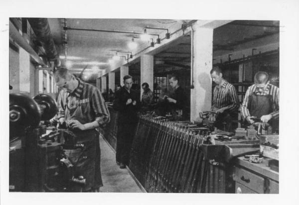 Seconda guerra mondiale - Nazismo - Germania - Fabbrica di munizioni vicino al campo di concentramento di Dachau - Lavori forzati - Prigionieri deportati al lavoro con pigiama a strisce (divisa)