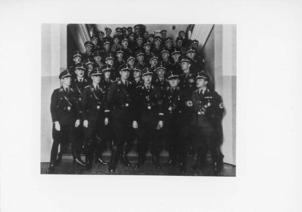 Ritratto di gruppo: Heinrich Himmler (al centro in prima fila) con comandanti SS - Divisa - Nazismo
