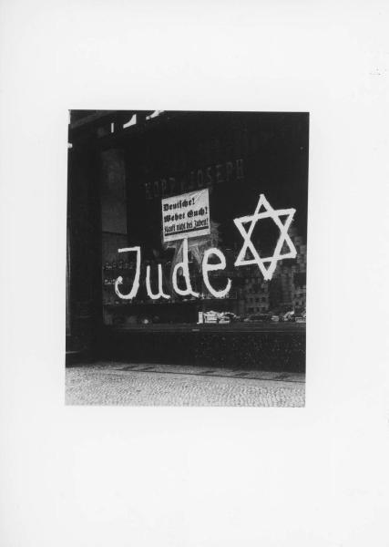 Nazismo - Germania, Berlino - Boicottaggio delle merci ebraiche - Vetrina del negozio Kopp & Joseph gestito da ebrei con la scritta "Jude!" (ebreo) e un cartello che invita i tedeschi a non comprare dagli ebrei - Stella di David - Antisemitismo